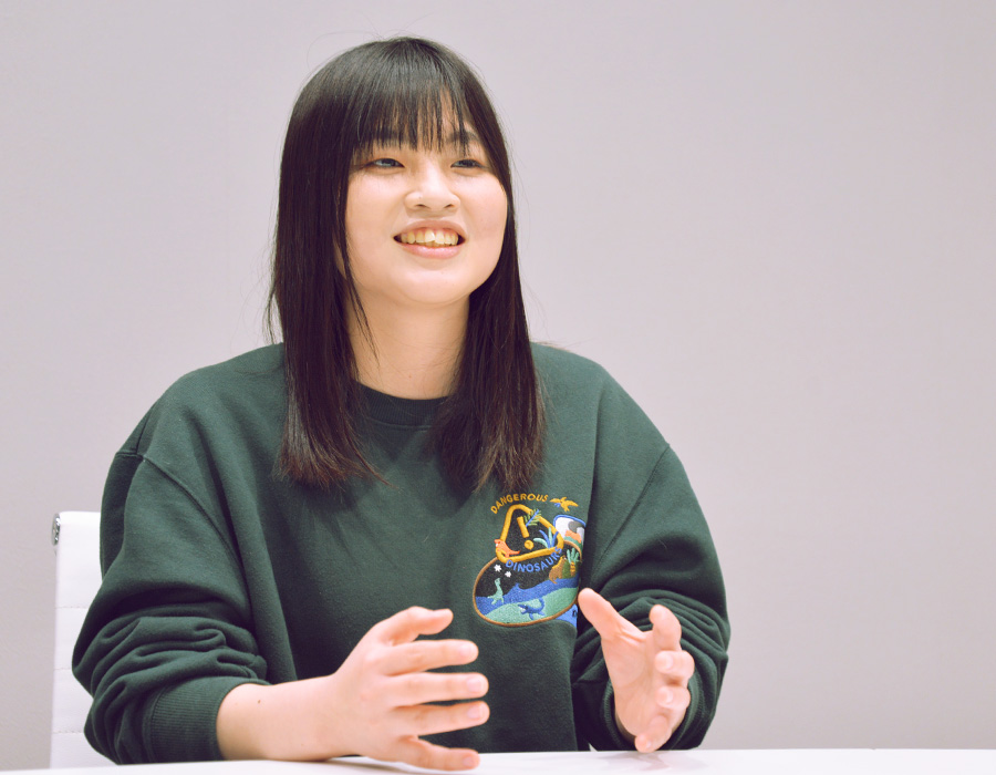 職員同士で話し合う様子