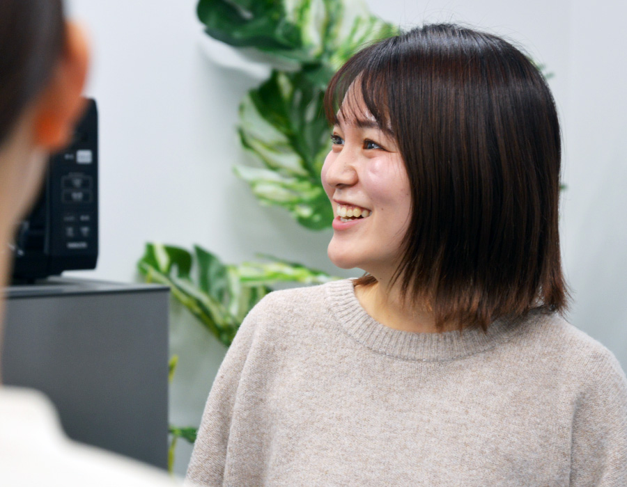 子どもと関わるれいな先生の様子