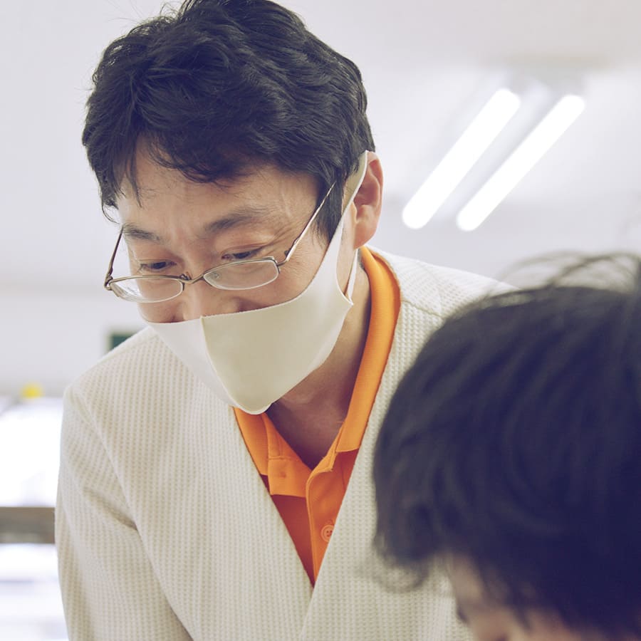 子どもたちと一緒に過ごすキッズエールのスタッフ